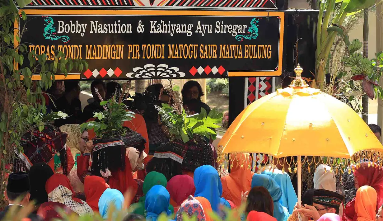 Dilaporkan tim Bintang.com dari Medan, Sumatera Utara, pesta adat yang berlangsung sejak tadi pagi berada dalam pengawasan super ketat. Hanya pihak-pihak tertentu yang diizinkan menyaksikan acara tersebut. (Deki Prayoga/Bintang.com)