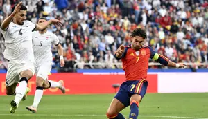 Pemain Timnas Spanyol, Ferran Torres saat mencetak gol ke gawang Irak pada uji coba jelang Piala Dunia 2026. (Ander Gillenea / AFP)