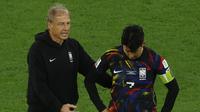 Ekspresi pelatih Korea Selatan, Jurgen Klinsman dan pemainnya Son Heung-min usai disingkirkan Yordania di semifinal Piala Asia 2023. (KARIM JAAFAR / AFP)