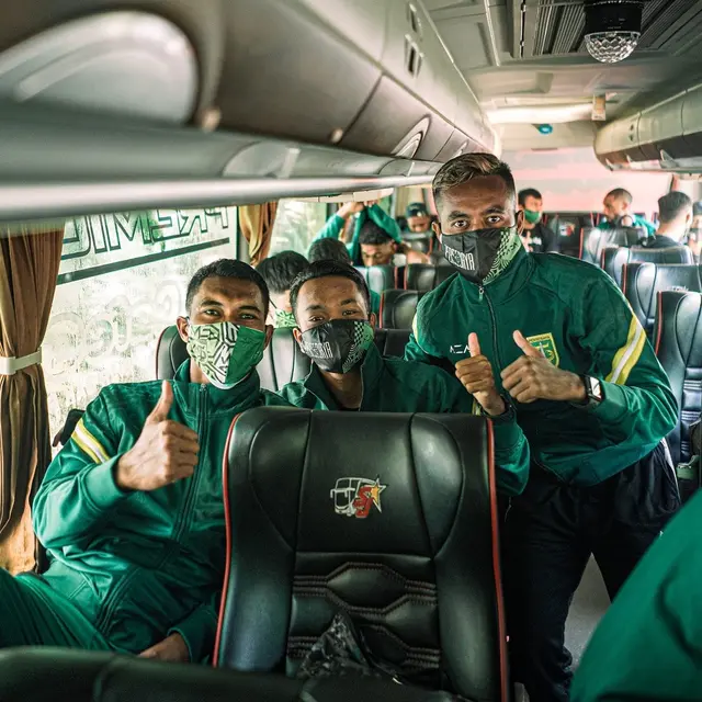 Berangkat ke Jakarta, Ini 6 Potret Punggawa Persebaya saat di Bus