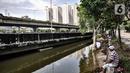 Warga saat memancing di Kali Ancol, Jakarta Utara, Kamis (11/3/2021). Kali Ancol menjadi wisata alternatif warga, terutama bagi yang hobi memancing untuk menghabiskan waktu liburan. Selain orang dewasa, sejumlah anak-anak pun terlihat asyik memancing di Kali Ancol. (merdeka.com/Iqbal S. Nugroho)