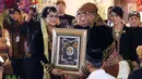 Bobby Nasution saat menyerahkan mas kawin ke Kahiyang Ayu setelah melangsungkan akad nikah di  Graha Saba Buana, Solo, Rabu (8/11). (Liputan6.com/Pool/Jimboengphoto)