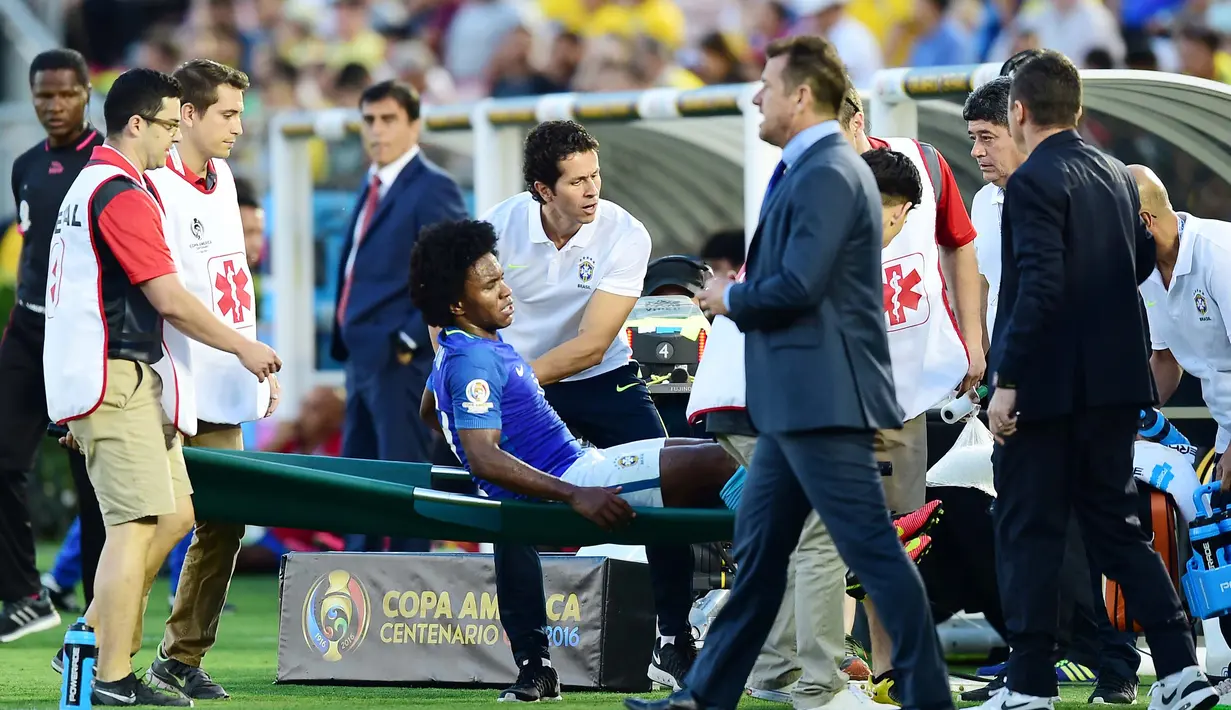  Willian mendapat perawatan medis saat melawan Ekuador pada partai pembuka Copa Amerika 2016 di Stadion Rose Bowl, Pasadena, California, Amerika Serikat, (5/6/2016) WIB. (AFP/Frederic J. Brown)