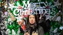 Pengunjung melintas di dekat barang-barang dekoratif yang dipajang di sebuah pasar menjelang perayaan Natal di New Delhi, India pada 13 Desember 2024. (Arun SANKAR/AFP)