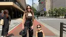 Kezia Toemion tampil kembar dengan sang putri dengan busana serba hitam. Ia mengenakan strapless top dari Prada dengan celana kargo dan tas Hermes hitam. [@keziatoemion]