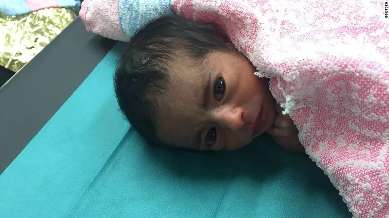 Bayi kembar laki-laki berusia lima hari berhasil dievakuasi di Laut Mediterania