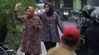 Wali Kota Surabaya Risma Kembali Terjun Langsung Atur Lalu Lintas