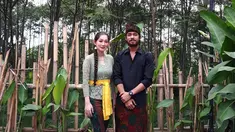 Devina Aureel terlihat sangat cantik saat mengenakan kebaya bersama dengan kekasihnya, Wafda Saifan. Terkait penampilan, keduanya memang selalu tampil kompak di berbagai kesempatan. Wajar apabila keduanya selalu dianggap netizen sebagai pasangan yang serasi. (Liputan6.com/IG/@devinaureel)
