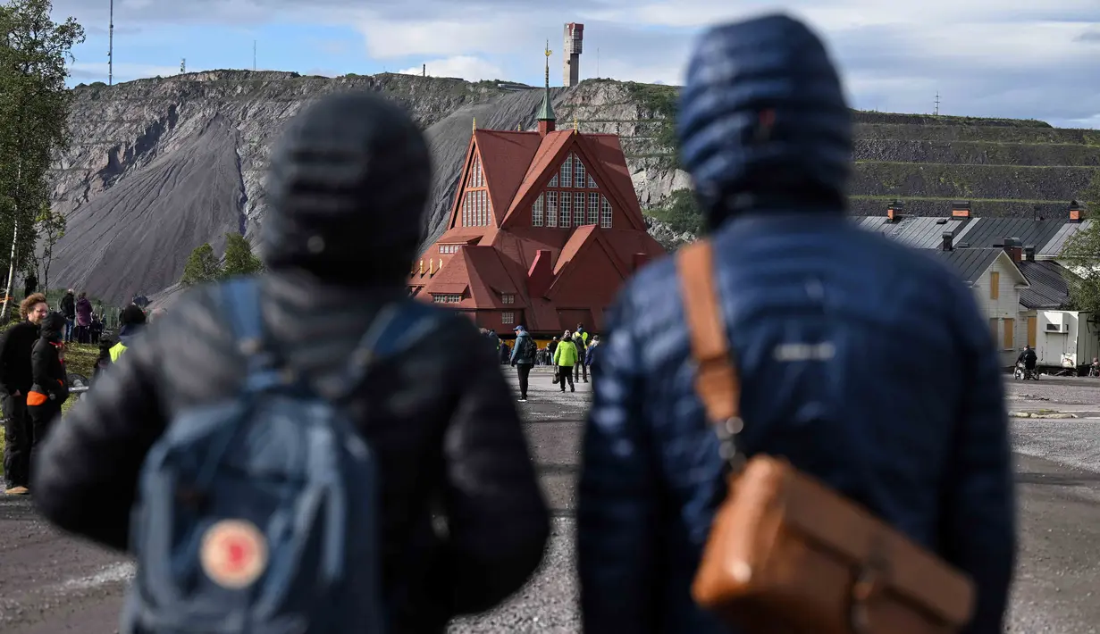 Pemindahan gereja ini merupakan momen paling spektakuler dan simbolis dalam proses pemindahan bangunan secara luas di Kiruna, yang terletak 145 kilometer di utara Lingkar Arktik. (Jonathan Nackstrand/AFP)
