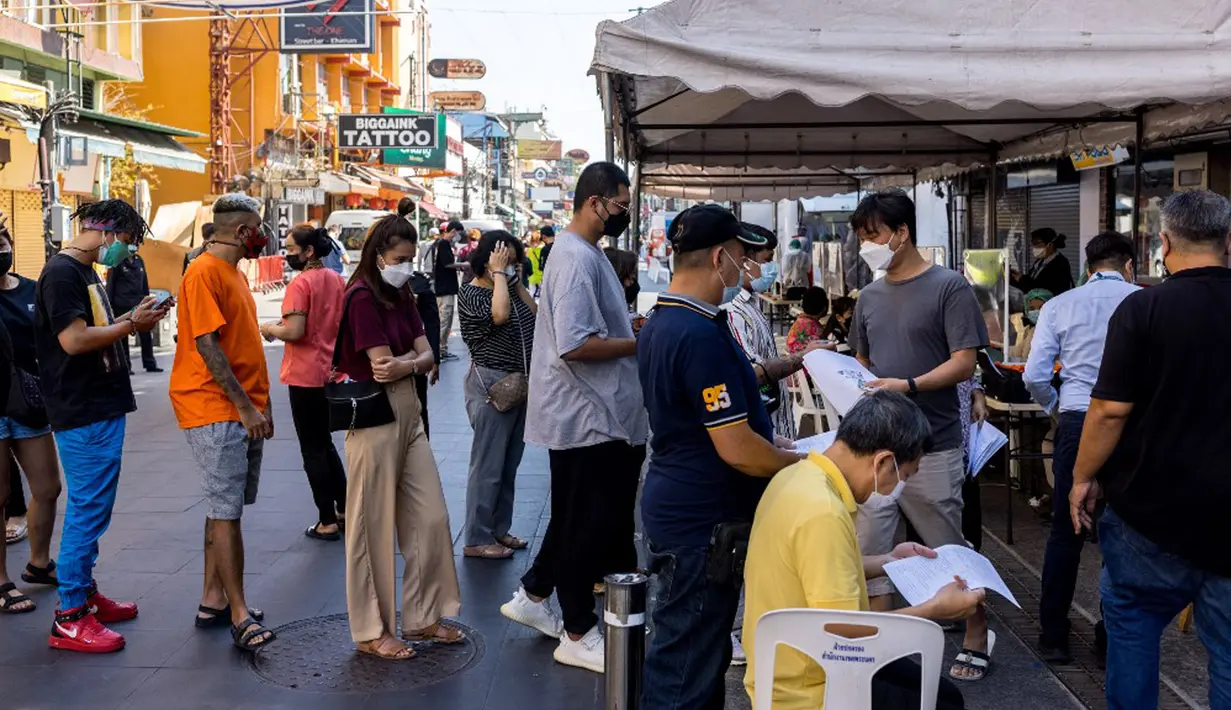 Pekerja perhotelan dan pariwisata mengantre untuk tes virus corona COVID-19 di Jalan Khao San, Bangkok, Thailand, Kamis (6/1/2022). (Jack TAYLOR/AFP)