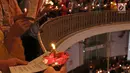 Ratusan umat Kristiani menyalakan lilin sambil bernyanyi pada Misa Natal di Gereja Protestan Indonesia Barat (GPIB) Immanuel, Gambir, Jakarta, Minggu (24/12). Misa Natal 2017 mengusung tema Damai Sejahtera. (Liputan6.com/Herman Zakharia)