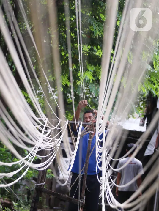 Aktivitas pekerja Pabrik Pemintal Benang Tradisional di Kebayoran Lama, Jakarta, Jumat (11/2/2022). Bank Indonesia (BI) melaporkan penyaluran kredit ke sektor UMKM tumbuh 12,3 persen secara tahunan (year on year) menjadi Rp1.147,3 triliun di sepanjang 2021. (Liputan6.com/Angga Yuniar)