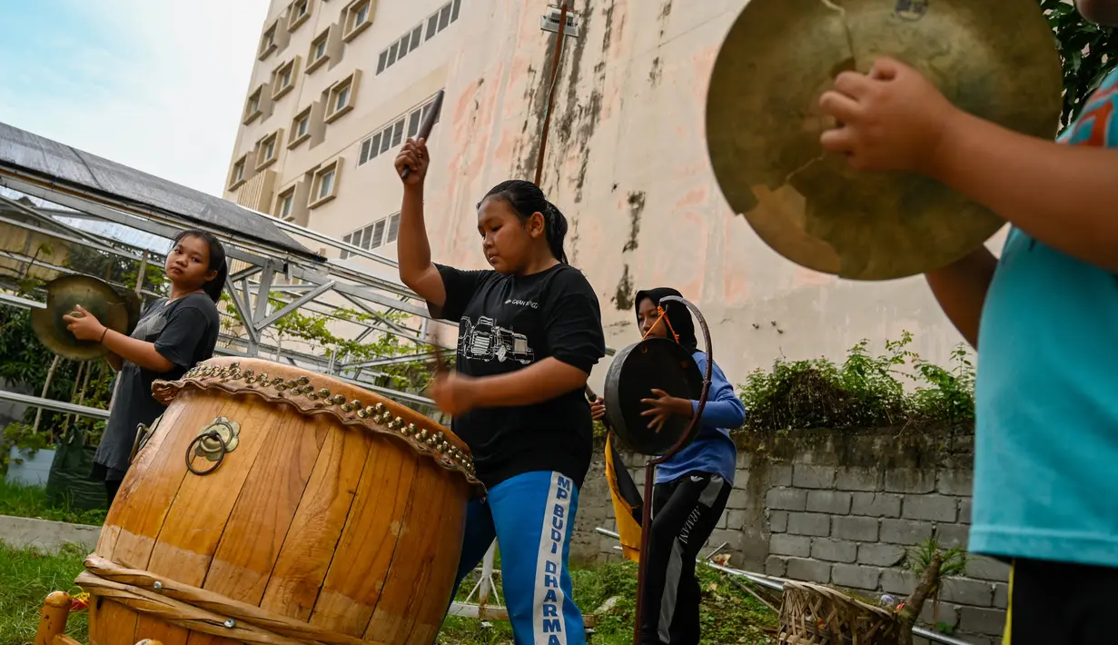 Pengisi memainkan musik saat latihan Barongsai jelang perayaan Tahun Baru Imlek Kelinci di Banda Aceh, Sabtu (21/1/2020). Barongsai dipersiapkan untuk memeriahkan perayaan Tahun Baru Imlek di kota itu yang menandai tahun kelinci. (Chaideer Mahyuddin/Agence France-Presse/AFP)