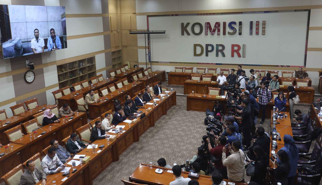 Anggota dan Pimpinan Komisi III Dewan Perwakilan Rakyat Republik Indonesia (DPR RI) saat menggelar Rapat Dengar Pendapat Umum (RDPU) terkait kasus videografer Amsal Sitepu yang menjadi terdakwa kasus dugaan korupsi dalam kegiatan pembuatan video profil desa di Ruang Rapat Komisi III DPR RI, Kompleks Parlemen, Senayan, Jakarta, pada Senin (30/3/2026). (Kapanlagi.com/Budy Susanto)