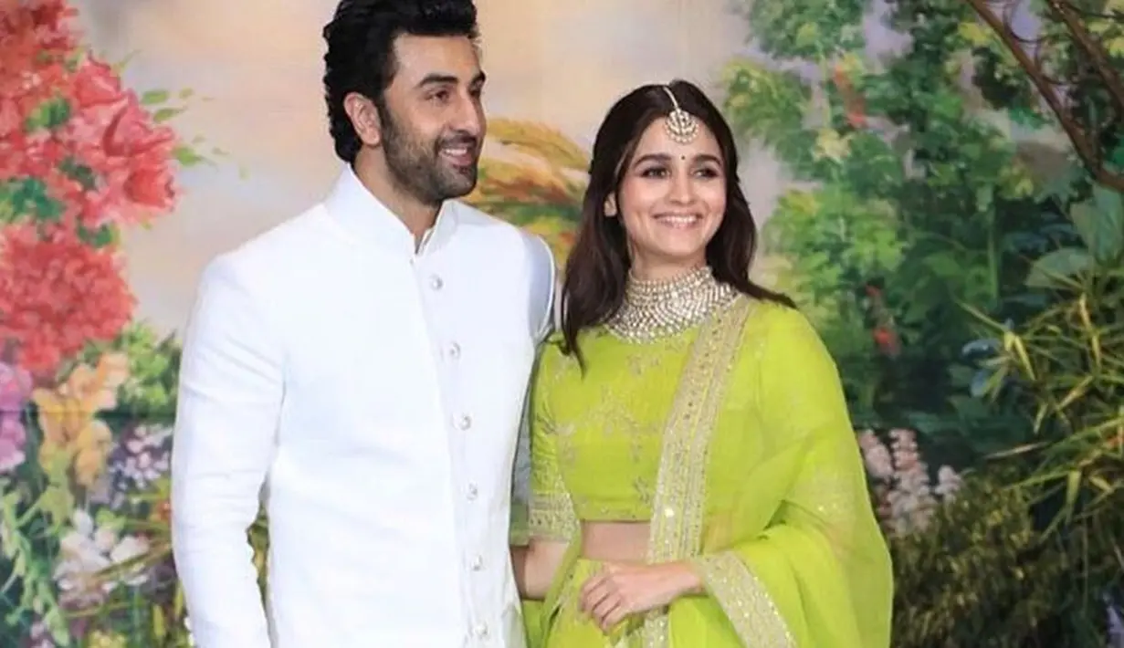 Alia Bhatt dan Ranbir Kapoor terlihat begitu serasi saat menghadiri pernikahan Sonam Kapoor dan Anand Ahuja. (Foto: instagram.com/itimesinsta)
