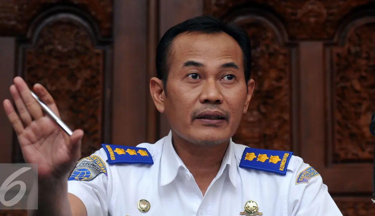 Ka Biro Komunikasi dan Informasi Publik Kemenhub, Hemi Pamuraharjo saat memberi keterangan usai melakukan pertemuan tertutup dengan Direktur Umum Lion Air Edward Sirait di Kemenhub, Jakarta, Selasa (2/8). (Liputan6.com/Helmi Fithriansyah)