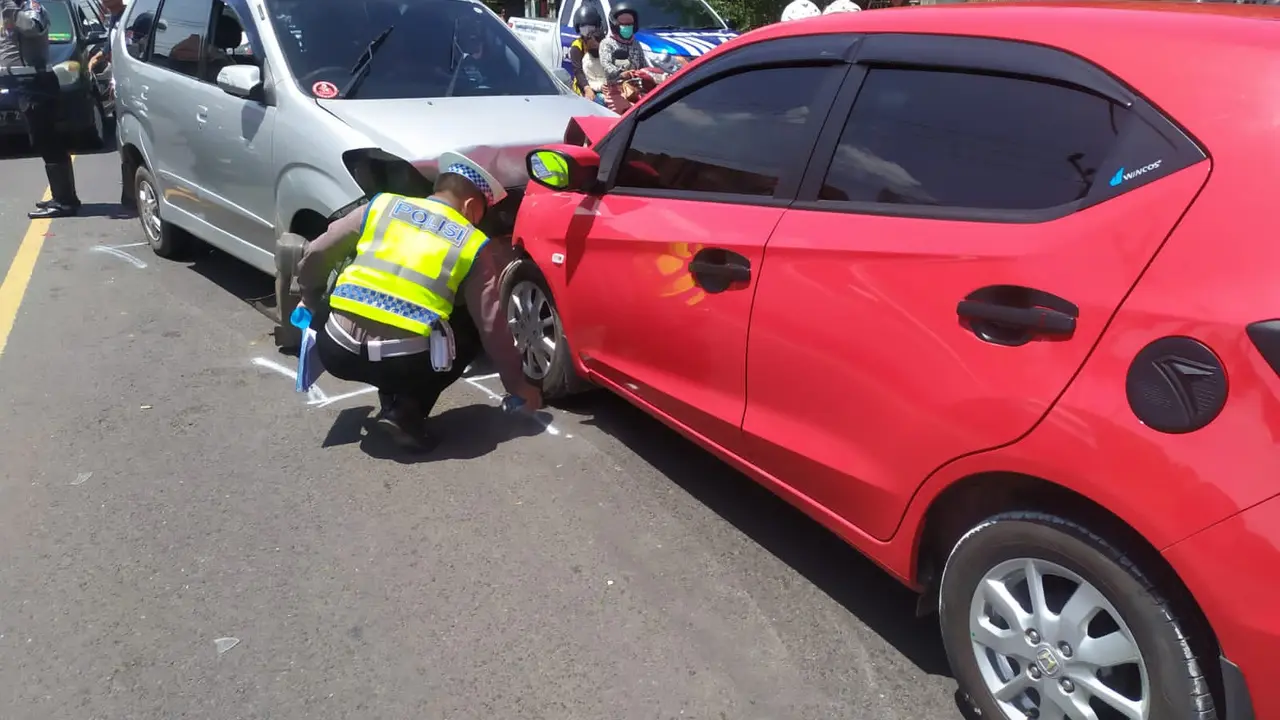 Kecelakaan Beruntun di Jalan Raya Jember, melibatkan 4 kendaraan roda empat (Istimewa)