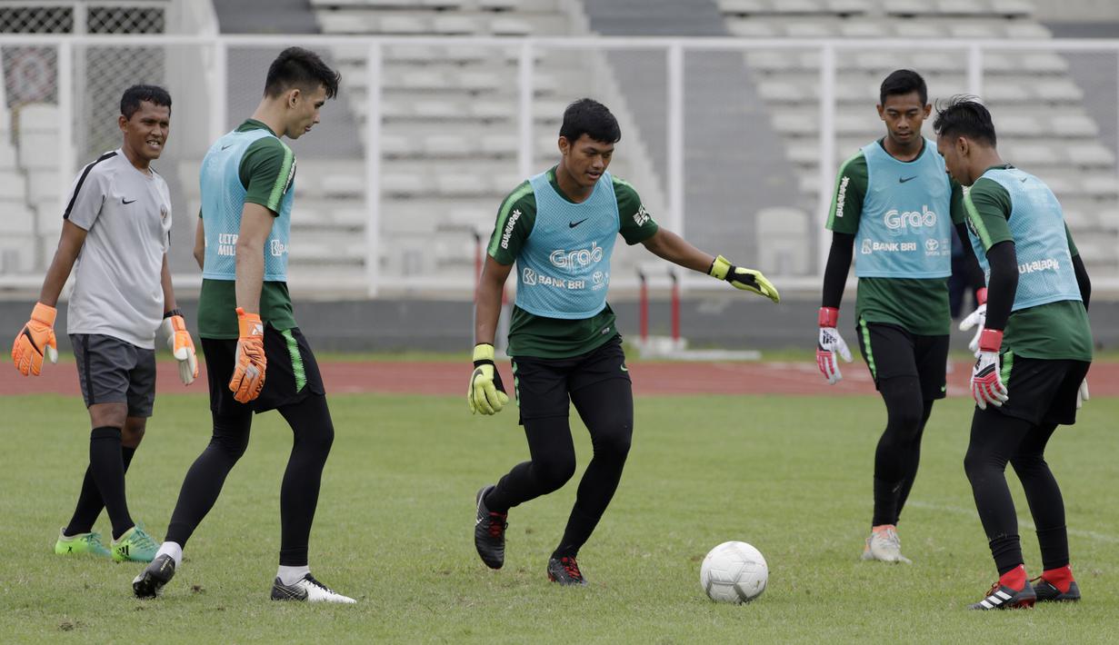 Para kiper Timnas Indonesia U-22 berlatih operan saat latihan di Stadion Madya, Jakarta, Jumat (18/1). Latihan ini merupakan persiapan jelang Piala AFF U-22. (Bola.com/Yoppy Renato)