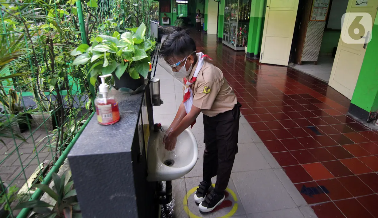 Siswa mencuci tangan saat uji coba kegiatan belajar tatap muka di SDN Kenari 07/08 Pagi, Jakarta, Rabu (9/6/2021). SDN Kenari 07/08 Pagi menjadi salah satu dari 226 sekolah di Jakarta yang ditetapkan sebagai tempat uji coba kegiatan belajar tatap muka tahap kedua. (Liputan6.com/Herman Zakharia)