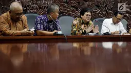 Komisioner BRTI Rommy Mamur Bisri serta Agus Harsoyo dan Dirjen BPI M. Ahmad Ramli serta ATSI Sutrisman memberi keterangan pers terkait batas akhir layanan bertahap kartu prabayar telekomunikasi di Kominfo, Jakarta, Rabu (28/2). (Liputan6.com/JohanTallo)