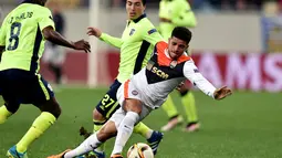 Pemain Shakhtar Donetsk, Taison, melewati hadangan pemain Braga pada laga leg kedua perempat final Liga Europa, di Stadion Arena Lviv, Lviv, Ukraina, Jumat (15/4/2016) dini hari WIB. (AFP/Sergei Supinsky)