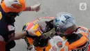 Pembalap Repsol Honda Team, Pol Espargaro saat sesi Warm Up MotoGP di Pertamina Mandalika International Street Sirkuit, Nusa Tenggara Barat, Minggu (20/3/2022). (Liputan6.com/Helmi Fithriansyah)