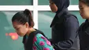 Tersangka Siti Aisyah tiba untuk menjalani sidang lanjutan pembunuhan Kim Jong-nam di Departemen Kimia Malaysia, Petaling Jaya, Kuala Lumpur, (9/10). Sidang beragendakan pemeriksaan barang bukti yang diduga terpapar racun VX. (AP Photo/Sadiq Asyraf)