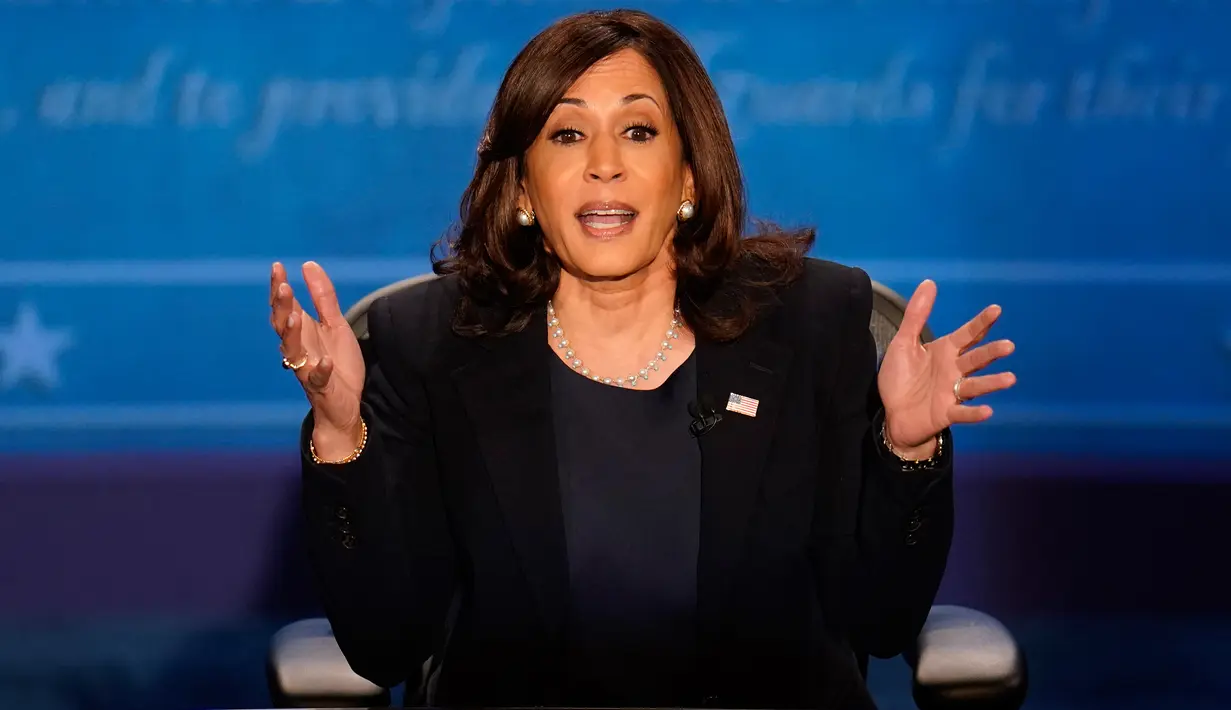 Senator Kamala Harris dari Partai Demokrat menanggapi pertanyaan pada Debat cawapres Amerika Serikat dengan penantangnya, Wakil Presiden Mike Pence di Universitas Utah di Salt Lake City, Rabu (7/10/2020).  Dalam debat, Pence dan Harris duduk dan diberi sekat kaca. (AP Photo/Julio Cortez)