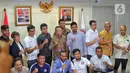 Menteri Pemuda dan Olahraga (Menpora) RI, Zainudin Amali foto bersama saat menerima audiensi perwakilan klub Liga 2 di Jakarta, Senin (16/1/2023). Pertemuan perwakilan Klub tersebut membahas nasib Liga 2 dan 3 untuk mengadukan nasib mereka setelah kompetisi dihentikan. (Liputan6.com/Angga Yuniar)