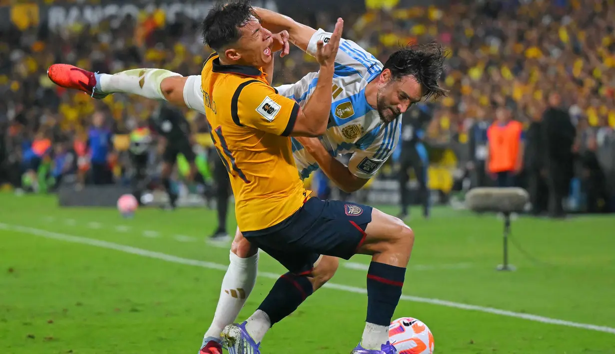 Sejak awal pertandingan, permainan dengan tempo tinggi dari kedua timnas langsung tersaji. Tim Tango harus bermain dengan 10 orang imbas kartu merah yang diterima Nicolas Otamendi pada menit ke-31. (Rodrigo BUENDIA/AFP)