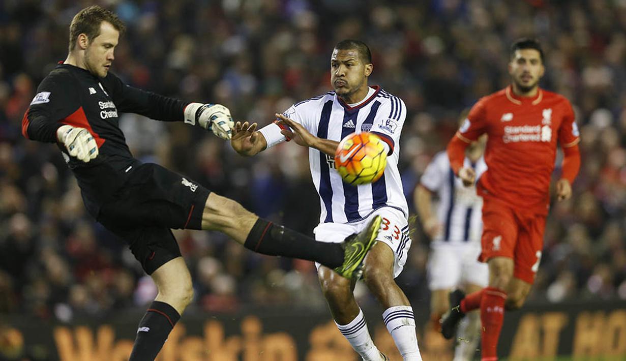 Kiper Liverpool, Simon Mignolet, berebut bola dari pemain West Bromwich, Salomon Rondon, pada laga Liga Premier Inggris di Stadion Anfield, Inggris, Minggu (13/12/2015). (Reuters/Carl Recine)