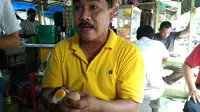 Di Kota Medan, Sumatera Utara, seorang warga yang bermukim di Kecamatan Medan Selayang menemukan telur yang diduga palsu terbuat dari plastik dan karet. (Liputan6.com/Reza Efendi)