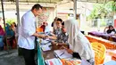 Ketua DPR RI Bambang Soesatyo saat mendaftar di Tempat Pemungutan Suara (TPS) 15, Kelurahan Purbalingga Lor, Kecamatan Purbalingga, Kabupaten Purbalingga, Jawa Tengah, Rabu (17/4). (Liputan6.com/Pool/Humas DPR)