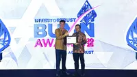 VP Corporate Secretary Finnet Ido Laksono (kanan) saat menerima penghargaan Excellence in Digital Banking Turnaround dalam ajang InvestorTrust BUMN Awards 2025 di Jakarta pada, Kamis (31/7).