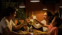 Ilustrasi makan bersama keluarga, buka puasa. (Photo by Pablo Merchán Montes on Unsplash)