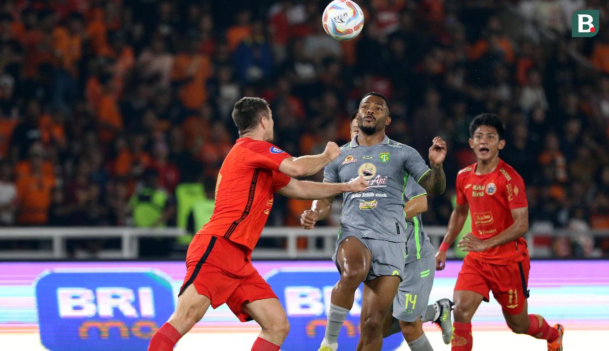 <p>Pemain Persebaya Surabaya, Paulo Victor (tengah) berebut bola dengan pemain Persija Jakarta, Ondrej Kudela pada laga lanjutan pekan ke-5 BRI Liga 1 2023/2024 antara Persija Jakarta melawan Persebaya Surabaya di Stadion Utama Gelora Bung Karno (SUGBK), Senayan, Jakarta, Minggu (30/7/2023). (Bola.com/Ikhwan Yanuar)</p>