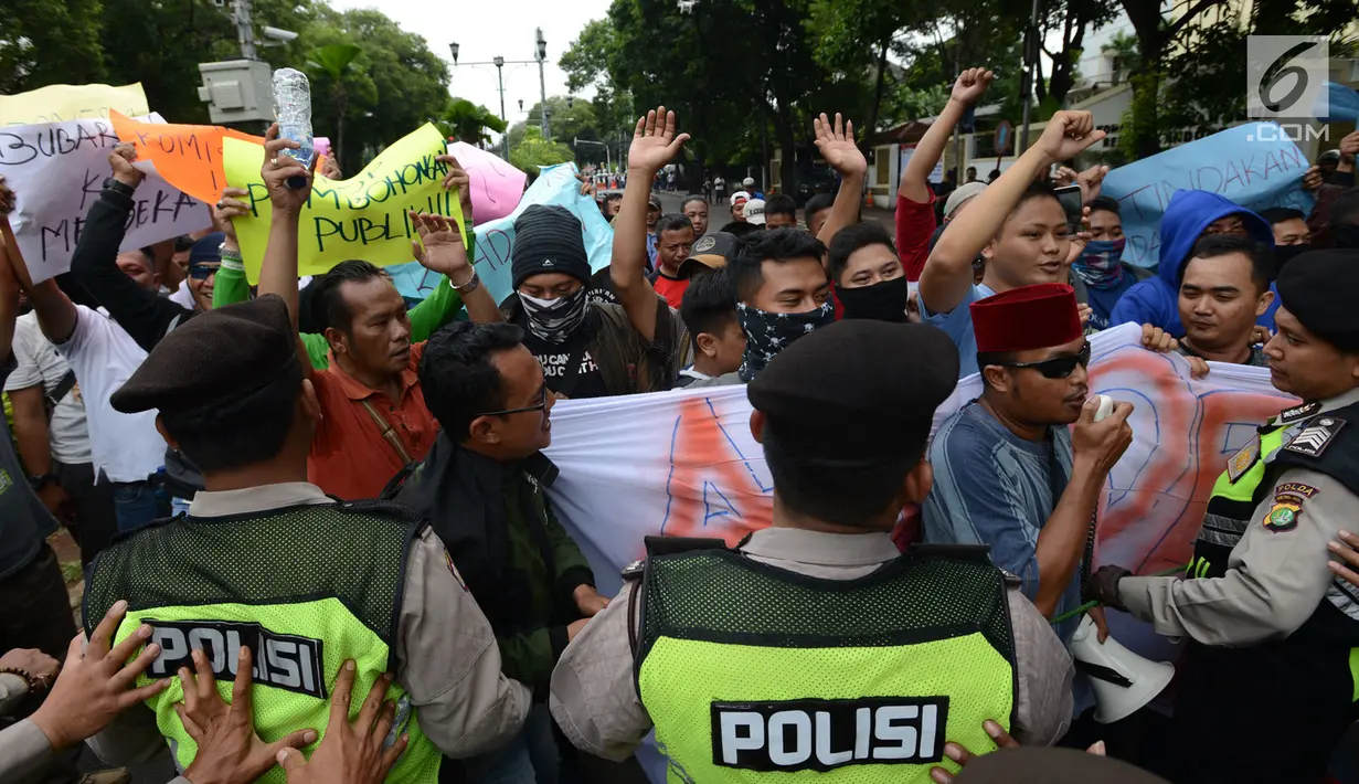 Aksi dorong sejumlah massa dan aparat kepolisian saat simulasi pengamanan Pemilu 2019 di Kantor KPU, Jakarta, Sabtu (16/3). Simulasi dalam rangka persiapan mengamankan Pilpres serta pemilihan legislatif pada 17 April mendatang. (merdeka.com/Imam Buhori)