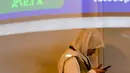 Seorang wanita terlihat di balik monitor kaca yang menampilkan Indeks Harga Saham Gabungan (IHSG), yang anjlok signifikan selama pembukaan pasar, di gedung Bursa Efek Indonesia di Jakarta pada Rabu 13 Mei 2026. (BAY ISMOYO/AFP)