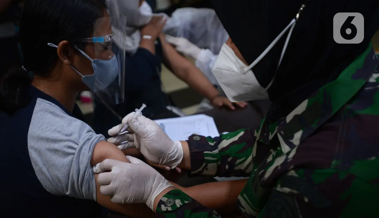 Warga menjalani vaksinasi COVID-19 di Plaza Pondok Gede, Bekasi, Jawa Barat, Selasa (27/7/2021). Vaksinasi dilakukan kepada warga usia minimal 12 tahun guna menekan penyebaran COVID-19. (merdeka.com/Imam Buhori)