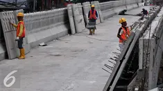  Pekerja menyelesaikan pembangunan proyek Jalan layang Ciledug-Tendean, Jakarta, (26/8). Kepala Seksi Dinas Bina Marga Jakarta Imam Adi mengatakan pembangunan Flyover Koridor 13 rute Ciledug-Tendean-Blok M sudah mencapai 80%. (Liputan6.com/Johan Tallo)