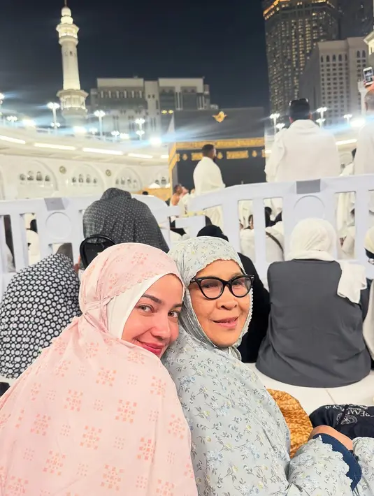 Dengan detail minimalis, ia tetap terlihat menawan meski dalam busana yang sederhana.  [@enzystoria]