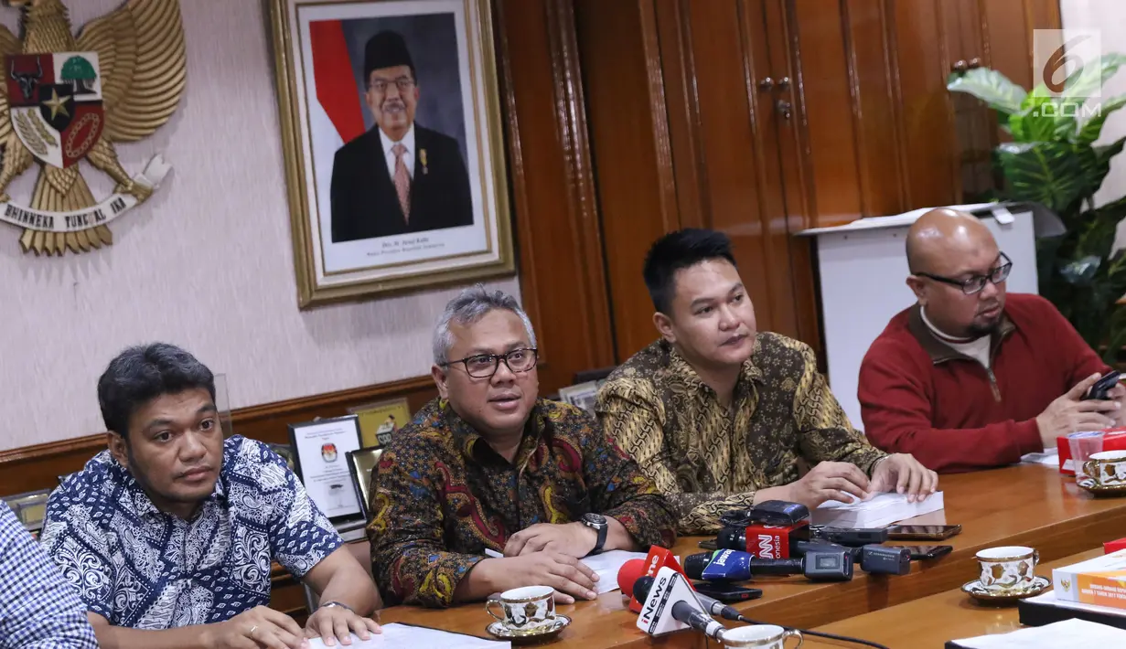 Ketua KPU Pusat, Arief Budiman (kedua kiri) memberi keterangan usai menggelar pertemuan dengan sejumlah pakar hukum di Gedung KPU Pusat, Jakarta, Rabu (14/11). Pertemuan membahas pelaksanaan putusan MA No 65P/HUM/2018. (Liputan6.com/Helmi Fithriansyah)