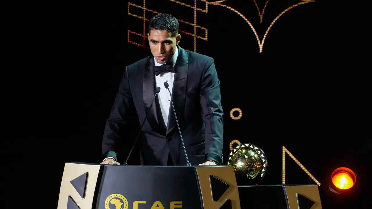 Pidato Achraf Hakimi usai memenangkan penghargaan Pemain Terbaik Afrika 2025 di Sale, Maroko, Rabu (19/11/2025). (AP Photo/Mosa'ab Elshamy)