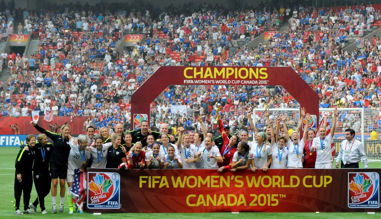 Para pemain AS melakukan Selebrasi usai memenangkan gelar juara Piala Dunia wanita 2015 di BC Place, Kanada, Senin (6/7/2015). Amerika berhasil mengalahkan Jepang dengan skor 5-2.  (Reuters/Anne Marie Sorvin)