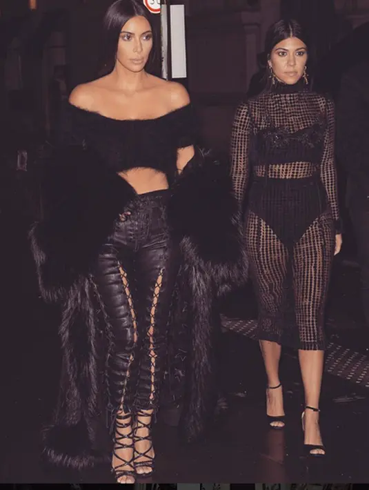 Adik-Kakak, Kim dan Kertney Kardashian hadir dengan mengenakan warna serba hitam. Kim, memakai konsep bulu-bulunya dan Kertney tampil dengan balutan kain transparan. (Instagram/Kimkardashian)
