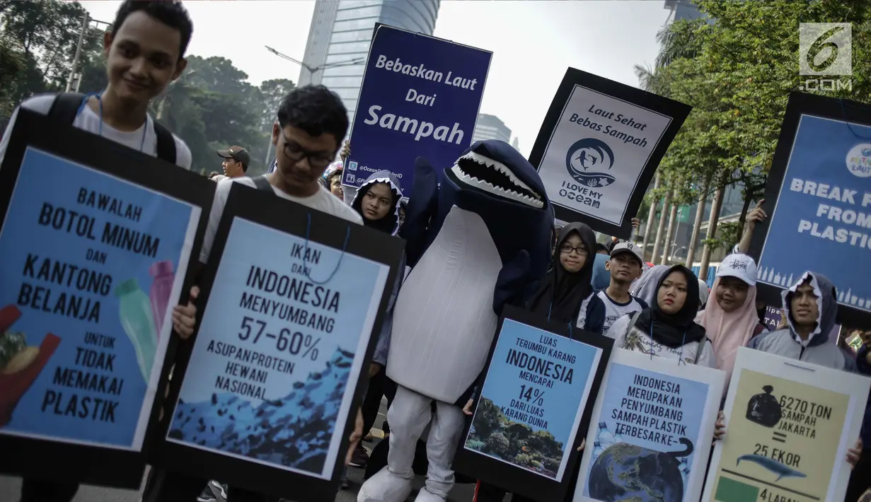 Sejumlah mahasiswa memampang poster yang berisi informasi data saat menggelar aksi kampanye tentang kehidupan biota laut saat Car Free Day di Kawasan Bunderan HI, Jakarta, Minggu (4/3). (Liputan6.com/Faizal Fanani)