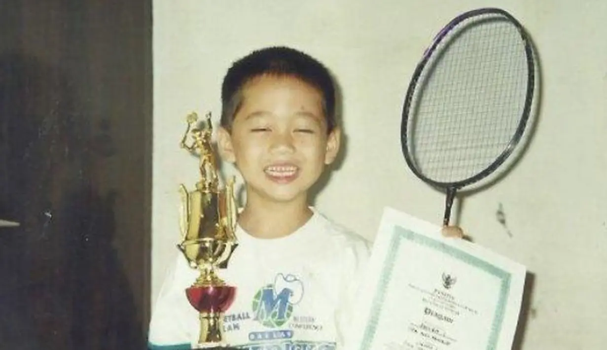 Kevin Sanjaya sudah berprestasi di dunia badminton sejak kecil. Ia menekuni badminton saat masih anak-anak dan sudah menghasilkan banyak piala. Cikal bakal jadi pemain hebat pun sudah terlihat dari seorang Kevin Sanjaya kecil. (Liputan6.com/IG/kevin_sanjaya)