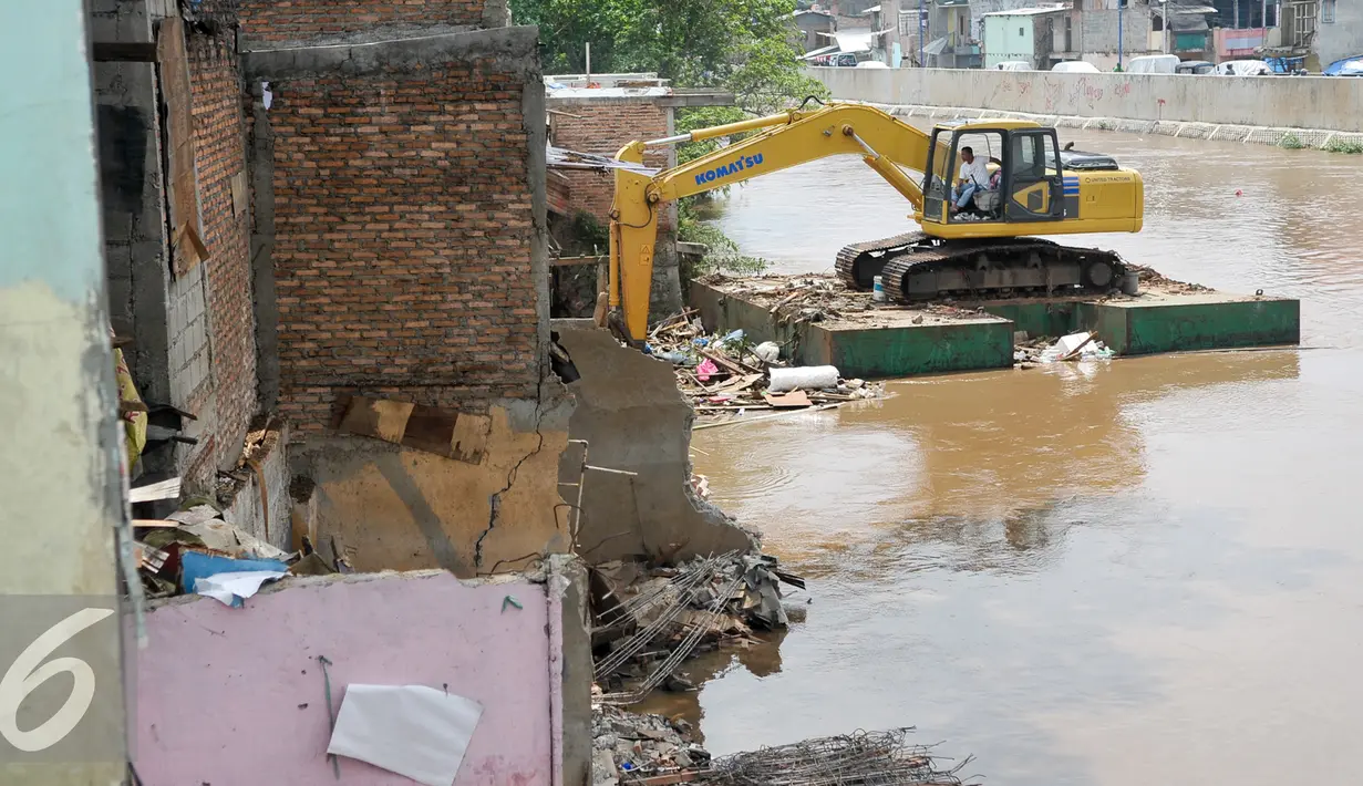 Sebuah Alat berat saat menertibkan bangunan di pemukiman bukit duri, Jakarta, Rabu (7/9). Pemprov DKI Jakarta layangkan SP2 untuk warga Dukit Duri, Tebet terkait normalisasi kali Ciliwung. (Liputan6.com/Yoppy Renato)