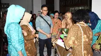 Gibran Rakabuming Raka menyempatkan diri untuk mencicipi kudapan sehat buatan ibu-ibu PKK di Kota Solo, Jawa Tengah. (Liputan6.com/Fajar Abrori)