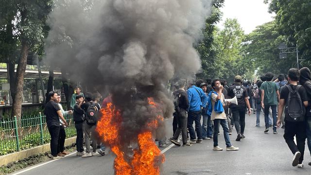 Ratusan Mahasiswa Universitas Pancasila blokade ruas Jalan Raya Lenteng Agung, Jakarta Selatan pada Selasa (27/2/2024) sore.